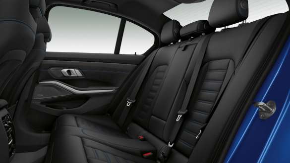 Lateral close-up of the rear seat row with seat heating front and rear.