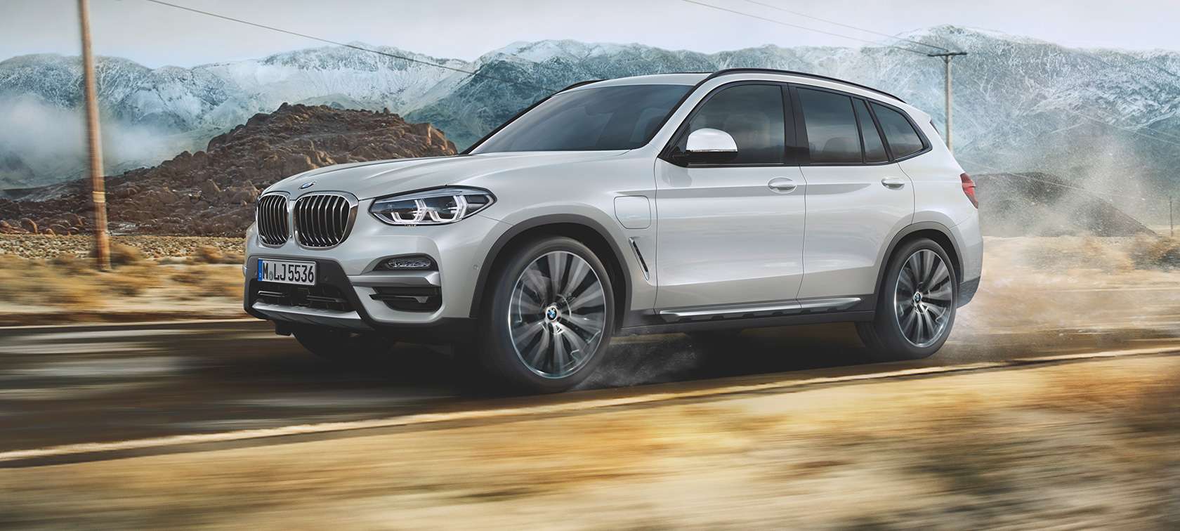 BMW X3 xDrive30e in curve