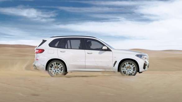Driving mode xSand BMW X5 G05 2018 Mineral White metallic side view driving on sand